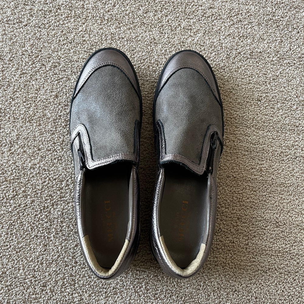 Like new Sesto Meucci shoes. Metallica, zip closure 9.5